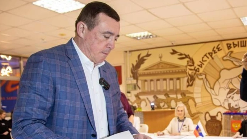 Губернатор Валерий Лимаренко одним из первых проголосовал на выборах Президента РФ