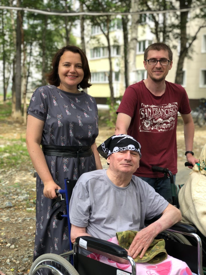 Южно-сахалинские волонтеры гуляют с жильцами дома-интерната в теплые дни