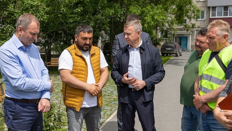 Сергей Надсадин проверил выполнение поручений по ремонту двора на ул. Сахалинской