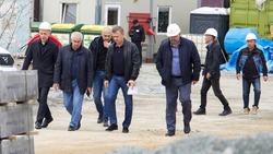 Сергей Надсадин проверил ход работ по благоустройству набережной Рогатки