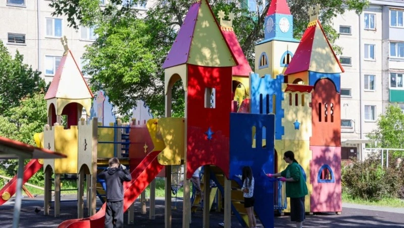 В Южно-Сахалинске стартовала летняя акция по благоустройству детских площадок