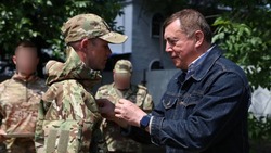 Валерий Лимаренко вручил государственные награды сахалинским бойцам на Донбассе