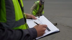 В Южно-Сахалинске продолжают дефектовку дорог для планирования ремонтных работ