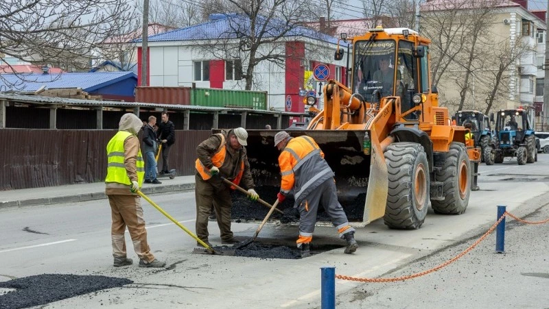 Мэр Южно-Сахалинска проинспектировал ход ремонта дорог