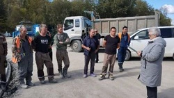 Благодарственное письмо и вкусные подарки вручили жители Синегорска дорожникам
