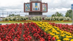 Южно-Сахалинск в июне украсили пышные цветущие клумбы 