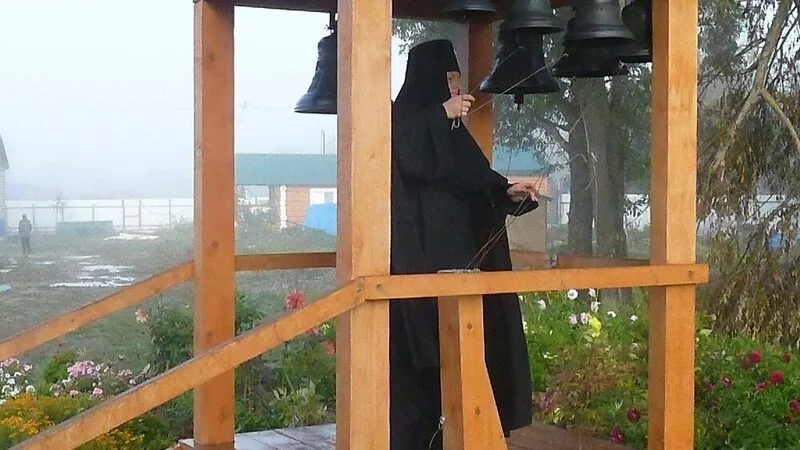 Меж двух дорог
