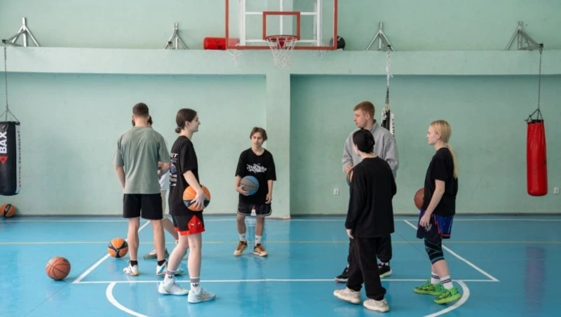 Лучшая игра с мячом: история  тренера из Синегорска, который прививает молодежи любовь баскетболу