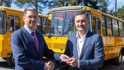 Школы острова Кунашир получили четыре автобуса для перевозки учеников