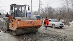 В Южно-Сахалинске после зимы приводят в порядок грунтовые дороги 