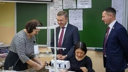 Учащиеся Сахалинского техникума сервиса шьют одежду для бойцов СВО