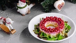 Гранатовый взрыв вкуса: рецепт салата к Новому году 2025