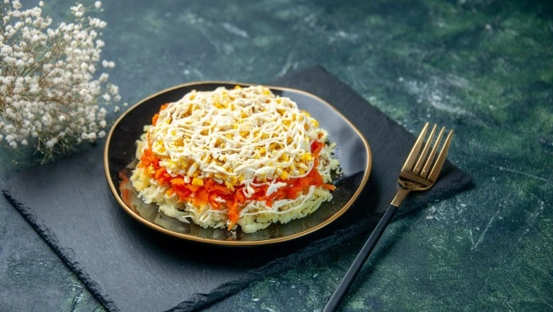 Невероятно вкусная «Мимоза»  из СССР: салат съедят на Новый год сразу