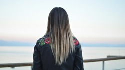 Лунный календарь окрашивания волос на октябрь-2024: благоприятные и неблагоприятные даты