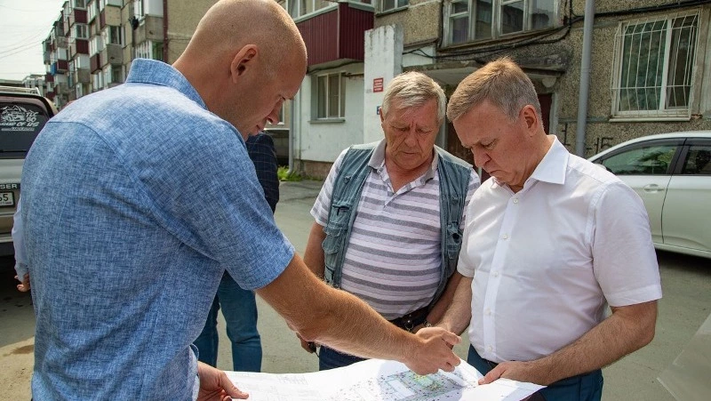 Мэр Сергей Надсадин проверил ход работ по ремонту дворов и многоквартирных домов