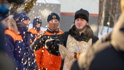 Когда лучше набирать святую воду на Крещение и во сколько купаться?