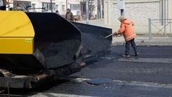 В Южно-Сахалинске приступили к ремонту дорог горячим асфальтом