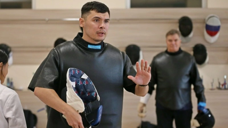 Чемпион России Аскар Хамзин провел серию мастер-классов для сахалинских фехтовальщиков