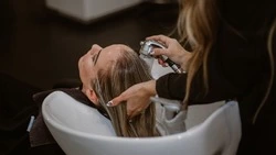 Лунный календарь стрижек на ноябрь 2024: какие дни подойдут для смены имиджа