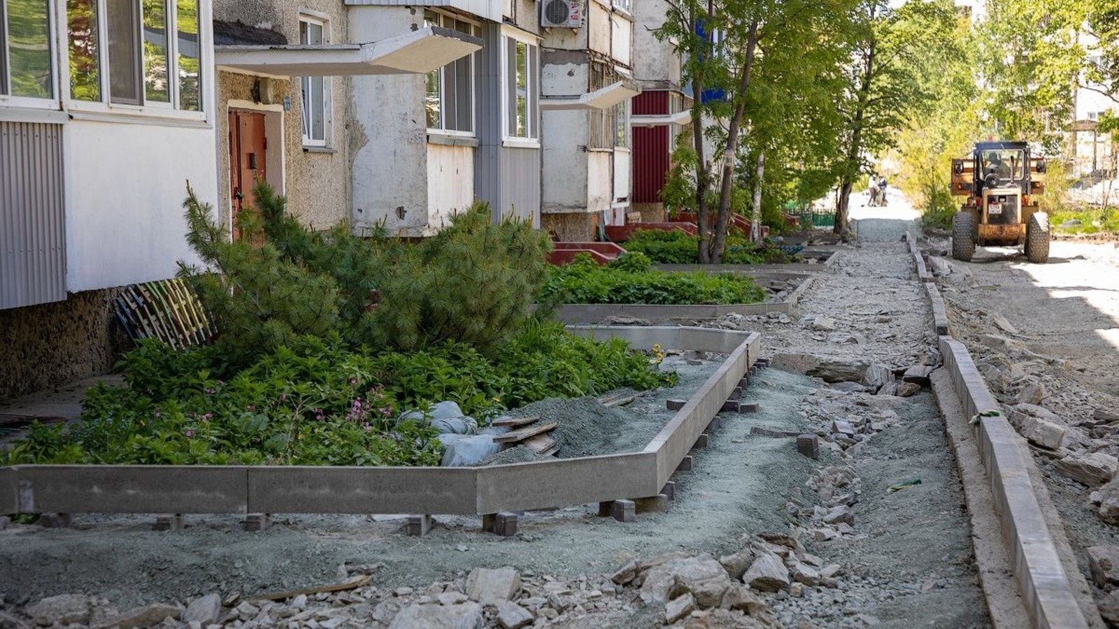 В Южно-Сахалинске активно идет капитальный ремонт дворовых территорий