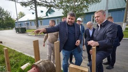Сергей Надсадин проинспектировал ход строительства дополнительного корпуса школы № 30 в Луговом