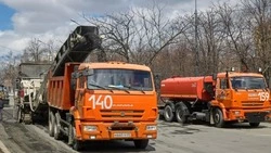Без сезонных пауз: в Южно-Сахалинске продолжается ямочный ремонт дорог
