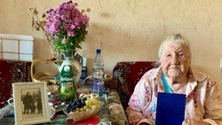 Южносахалинку Нину Солдаткину отметили наградой за полувековой медицинский стаж