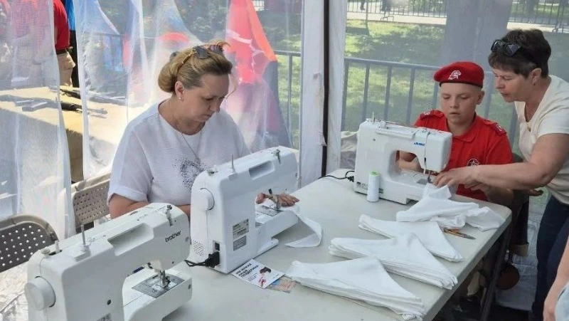 Южносахалинские мастерицы шьют новую партию вещей для бойцов СВО