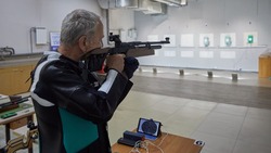 Южно-сахалинские пенсионеры оттачивают навыки стрельбы в новом тире