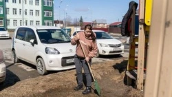 Супруга бойца СВО вдохновила соседей на уборку двора в пригороде Южно-Сахалинска