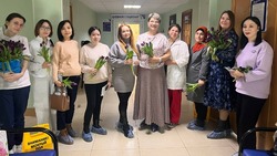 Пациенток и врачей женской консультации в Южно-Сахалинске поздравили накануне  Благовещения