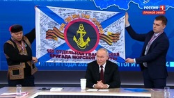  «Сахалин с вами» - символическая надпись на знамени, подаренном Владимиру Путину 