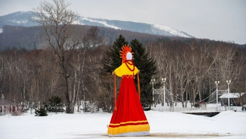 Городской парк Южно-Сахалинска объединил горожан на Масленице