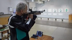 Южно-сахалинские пенсионеры оттачивают навыки стрельбы в новом тире