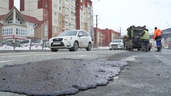 Смеси покрепче: улицы Южно-Сахалинска ремонтируют литым асфальтом