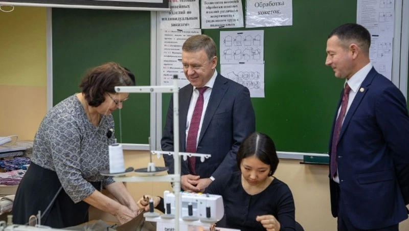 Учащиеся Сахалинского техникума сервиса шьют одежду для бойцов СВО