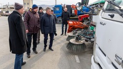 Сергей Надсадин проверил готовность завода им. Федотова к сезону дорожных работ