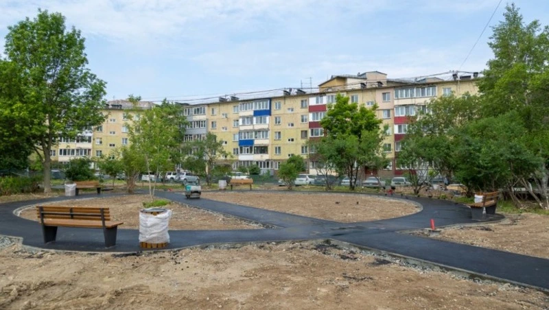 Завершается благоустройство общественного пространства в 9-м микрорайоне Южно-Сахалинска