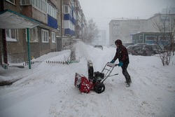 Зимой в Южно-Сахалинске каждую неделю осматривают дворовые территории