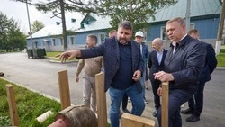 Сергей Надсадин проинспектировал ход строительства дополнительного корпуса школы № 30 в Луговом