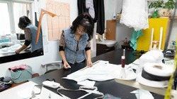 Южносахалинка благодаря нацпроекту организовала свое швейное ателье
