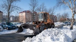 Усилили расчистку дворов и дорог: в Южно-Сахалинске устраняют последствия метели