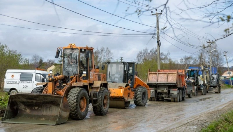 В Южно-Сахалинске приводят в порядок грунтовые дороги