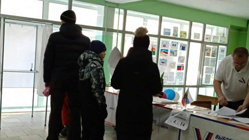 Сахалинцы и курильчане продолжают активно голосовать на выборах Президента РФ
