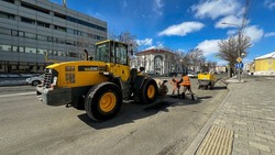 В Южно-Сахалинске устраняют дорожные дефекты с помощью литого асфальта