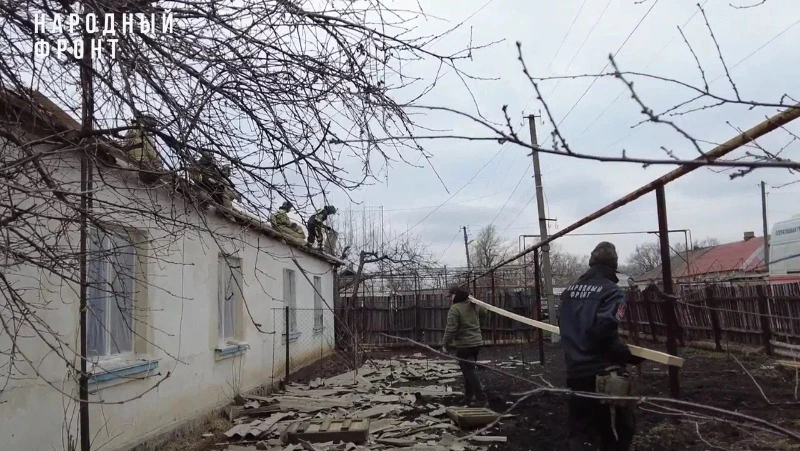 Волонтеры Сахалина и Архангельска помогают ликвидировать последствия удара ВСУ по поселку в ЛНР