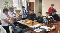 Учащиеся сахалинского техникума изготовили  на мастер-классе нагрудные знаки к 80-летию Победы