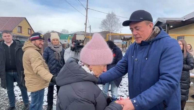  Валерий Лимаренко вручил ключи новоселам в Анивском районе