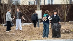 В Южно-Сахалинске школьный волонтерский отряд вышел на уборку в Дальнем