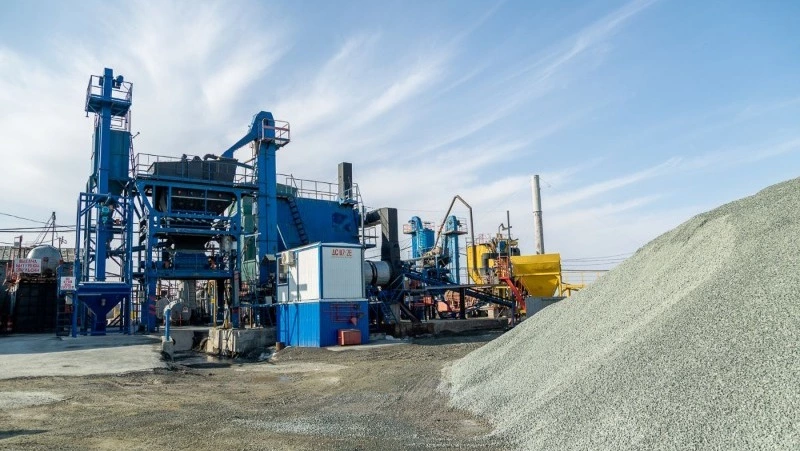 Мэр Сергей Надсадин проверил готовность завода им. М.А. Федотова к летнему дорожному сезону